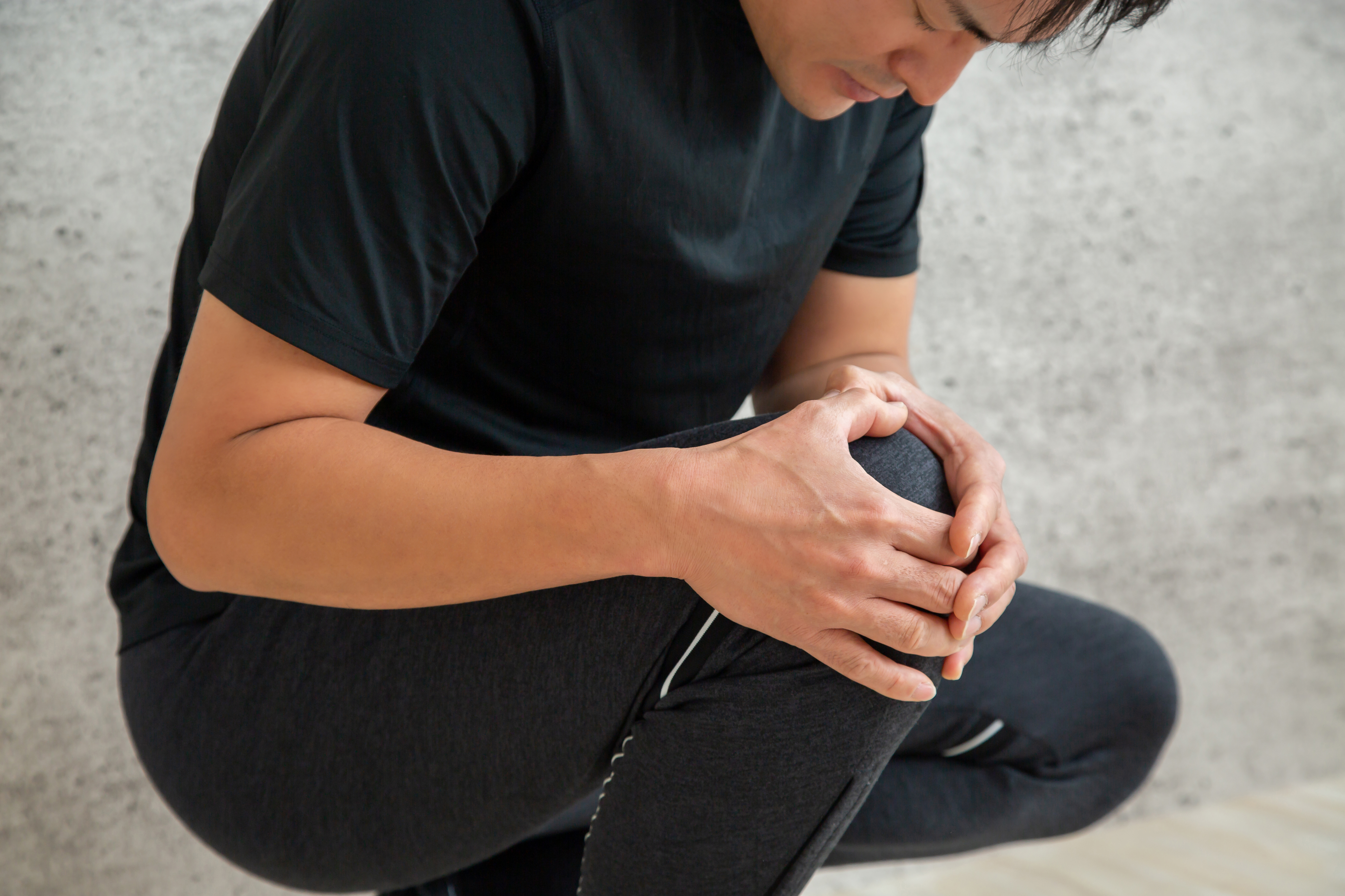 階段の上り下りで膝が痛む理由｜重さの原因は「筋肉のしこり」？